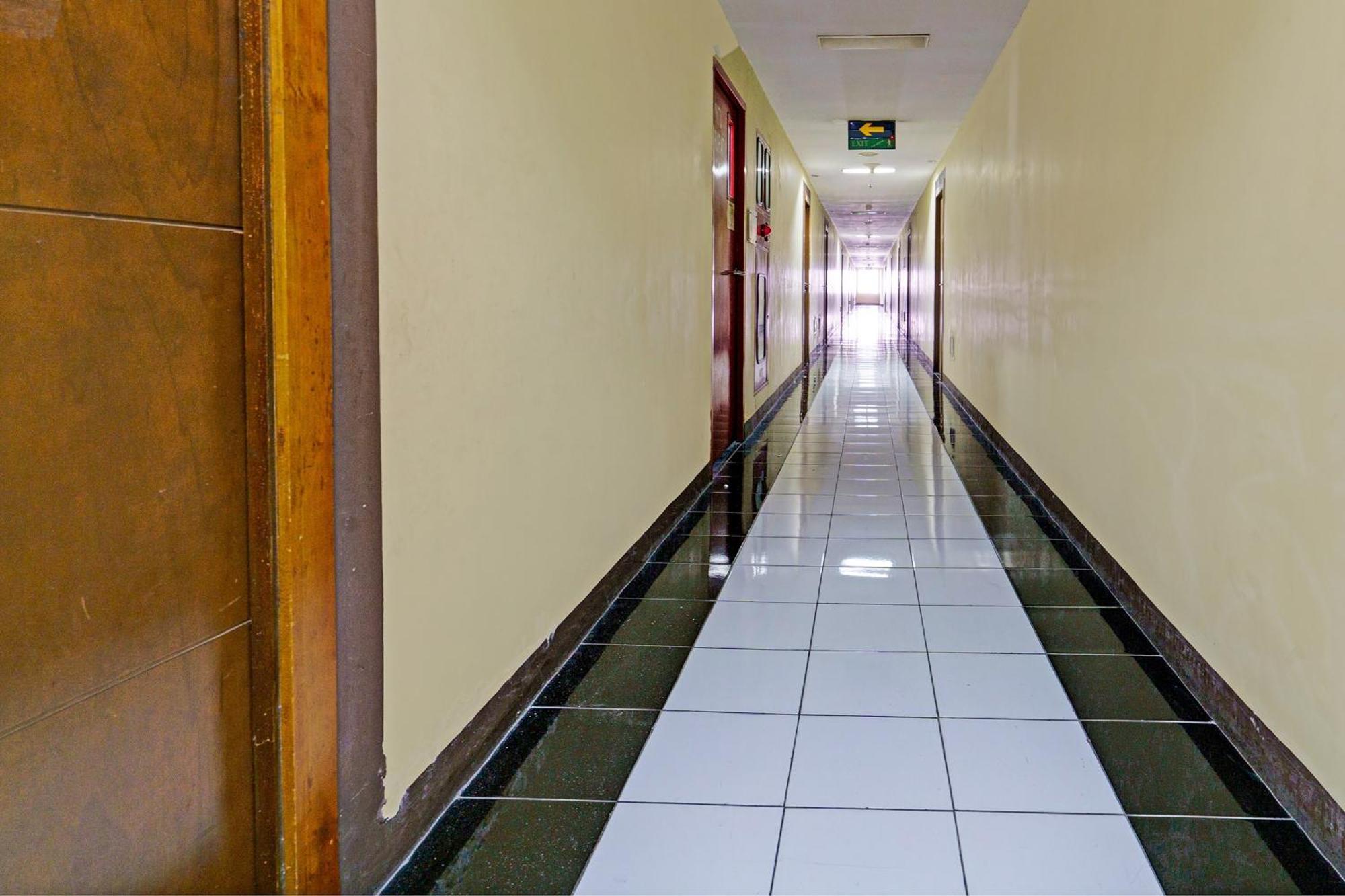 Oyo Life 93170 Apartement Gateway Cicadas By Mr Pro Bandung Exterior photo